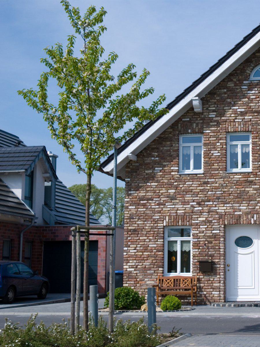 Schwarz Bau GmbH: Erkelenz - Vollunterkellertes Einfamilienhaus in 1 1/2 geschossiger bauweise mit Abbruchklinker-Fassade