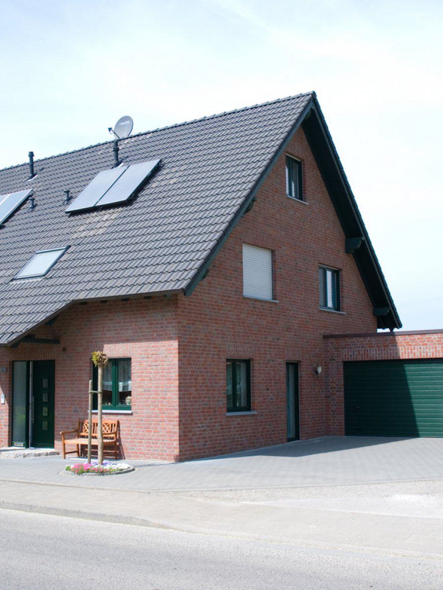 Schwarz Bau GmbH: Erkelenz - Vollunterkellertes Doppelhaus in 1 1/2 geschossiger bauweise