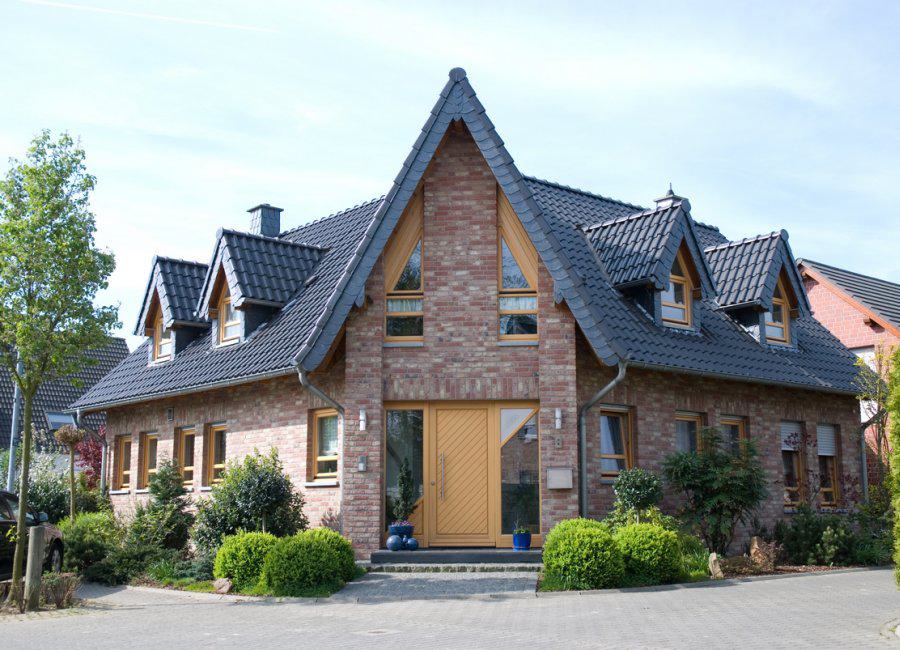 Schwarz Bau GmbH: Erkelenz - Vollunterkellertes Einfamilienhaus in 1 1/2 geschossiger bauweise