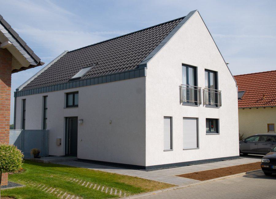 Schwarz Bau GmbH: Erkelenz - Teilunterkellertes Einfamilienhaus in 1 1/2 geschossiger bauweise ohne Dachüberstand