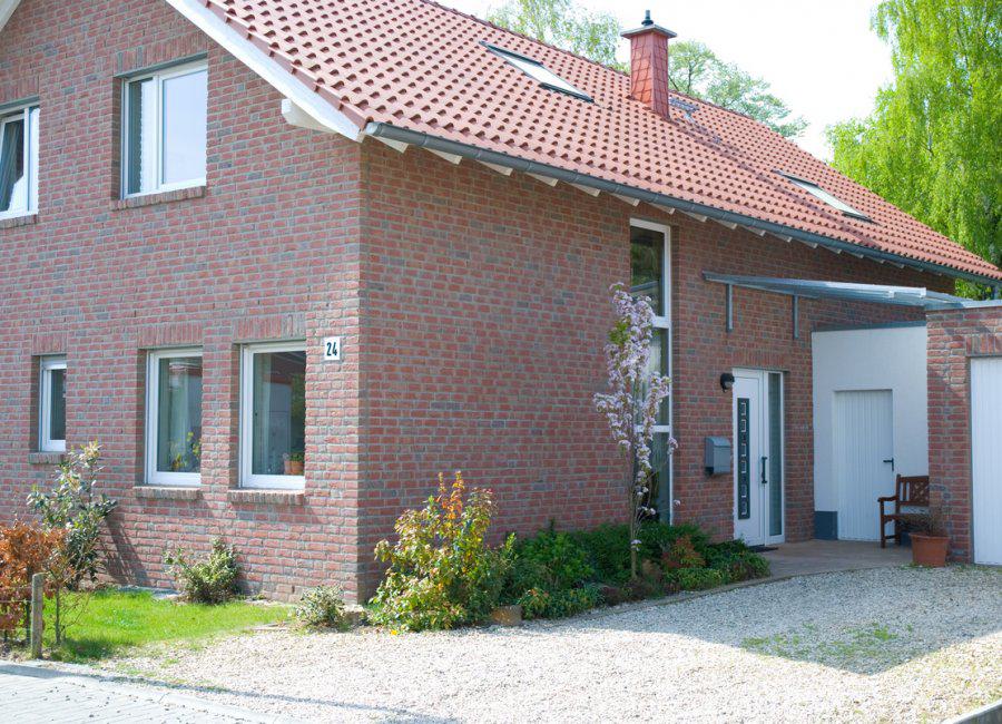Schwarz Bau GmbH: Erkelenz - Vollunterkellertes Einfamilienhaus in 1 1/2 geschossiger bauweise