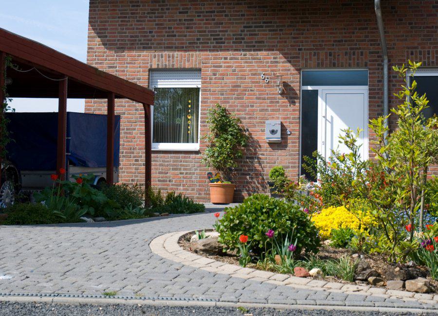 Schwarz Bau GmbH: Erkelenz - Vollunterkellerte Doppelhaushälfte in 1 1/2 geschossiger bauweise; Aufgrund der Grundwasserverhältnisse mit weißer Wanne ausgeführt