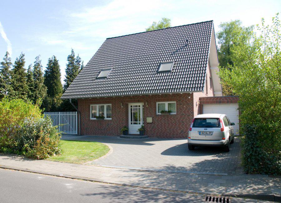 Schwarz Bau GmbH: Wegberg - Vollunterkellertes Einfamilienhaus in 1 1/2 geschossiger bauweise mit ausgebautem Spitzboden