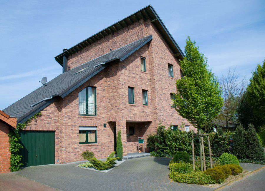 Schwarz Bau GmbH: Erkelenz - Vollunterkellertes Vier-Familienhaus in 2 geschossiger bauweise mit Pultdach