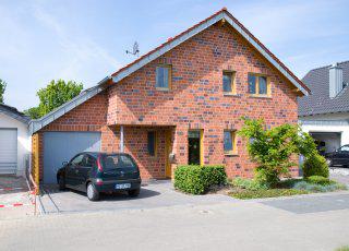 Erkelenz - Einfamilienhaus in 1 1/2 geschossiger bauweise mit großformatigem Klinker
