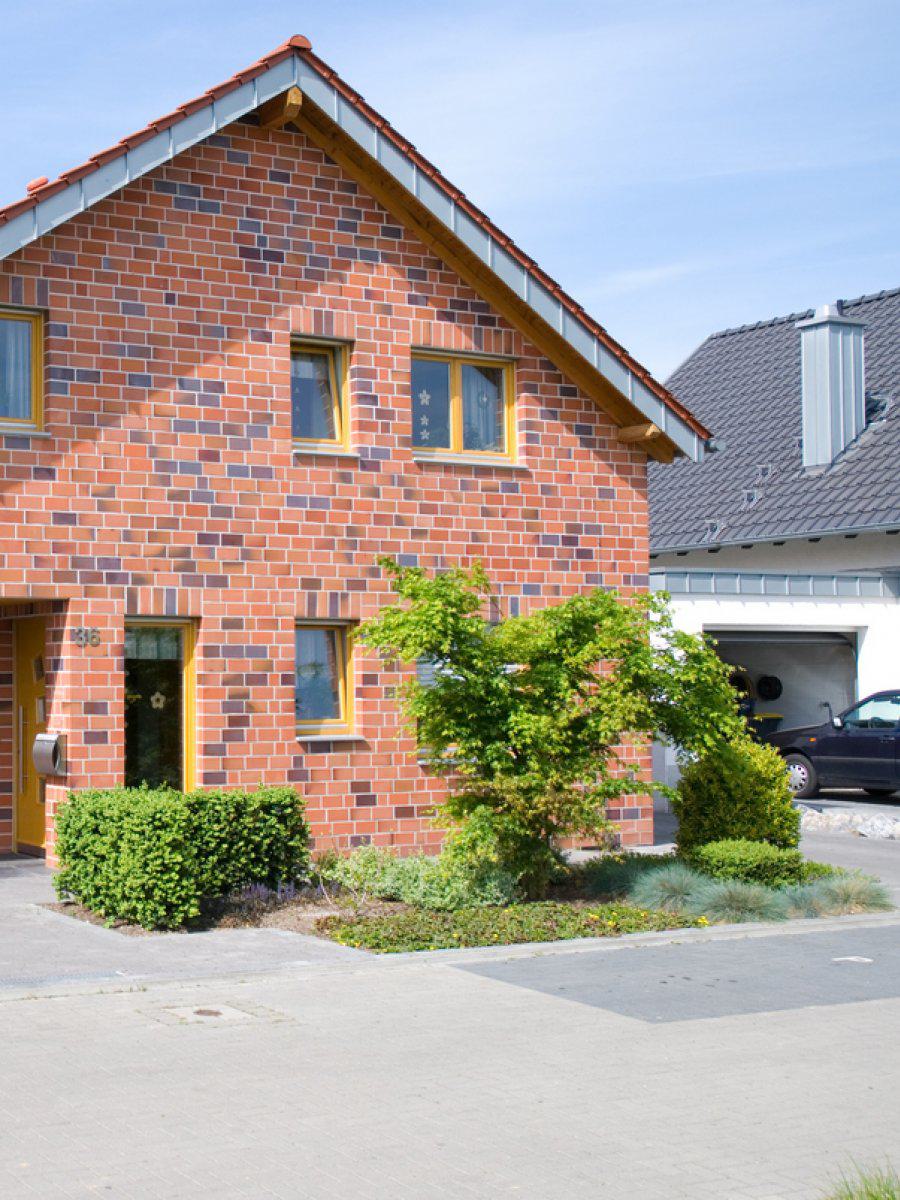 Schwarz Bau GmbH: Erkelenz - Einfamilienhaus in 1 1/2 geschossiger bauweise mit großformatigem Klinker