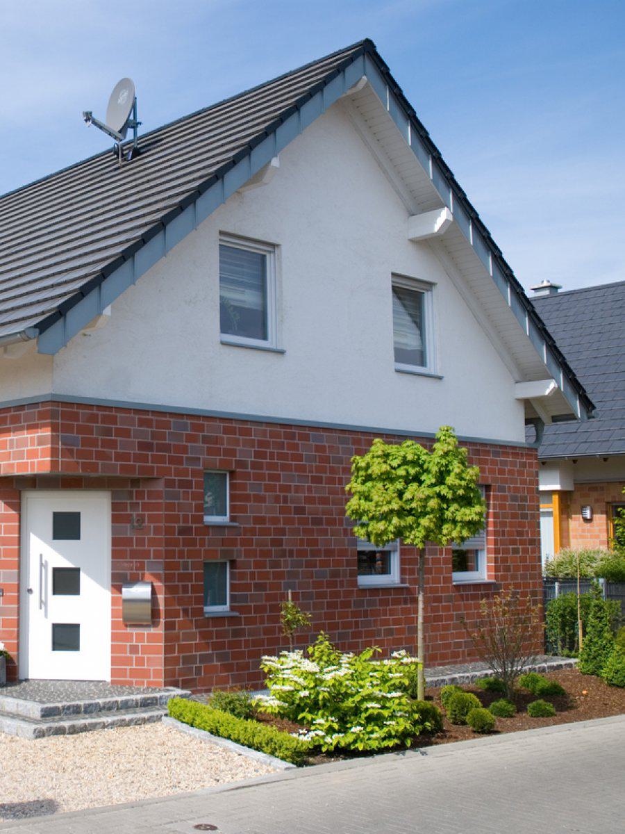 Schwarz Bau GmbH: Erkelenz - Vollunterkellertes Einfamilienhaus in 1 1/2 geschossiger bauweise mit Fassade aus großformatigem Klinker und Wärmedämmverbundssystem