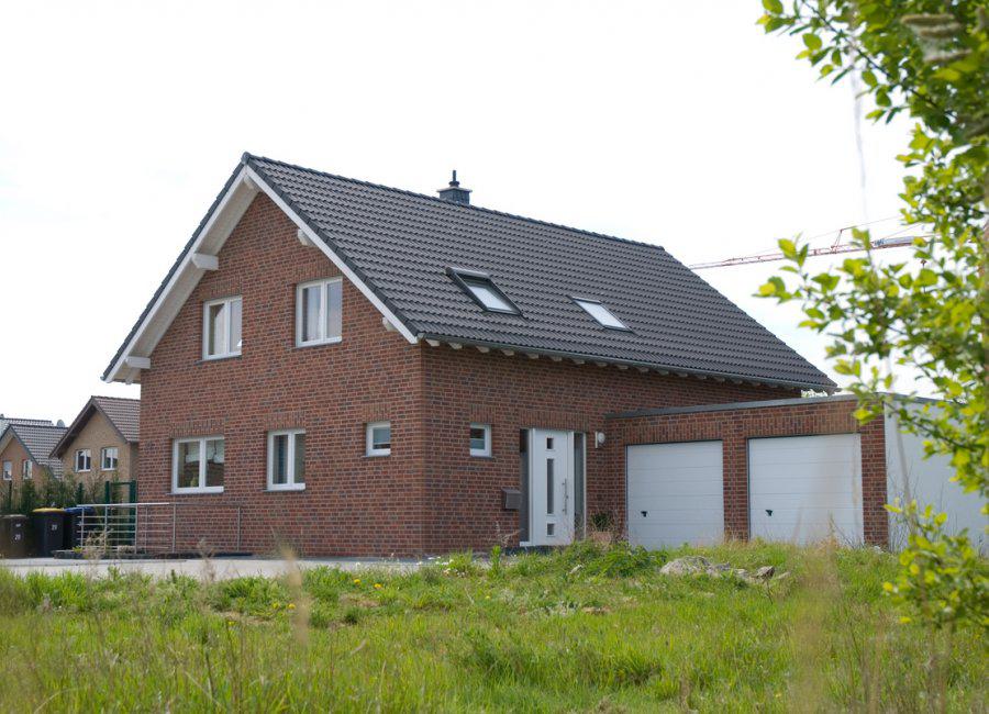 Schwarz Bau GmbH: Erkelenz - Einfamilienhaus in 1 1/2 geschossiger bauweise mit großer Dopppelgarage